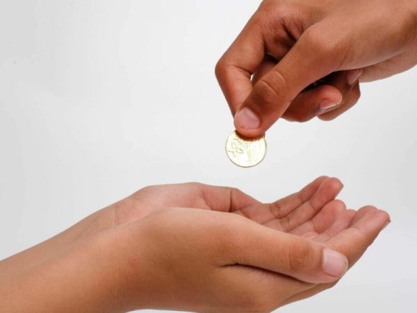 Definisi, Hukum, Macam, Dalil, dan Keutamaan Sedekah