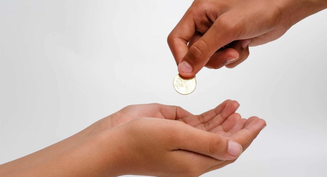 Definisi, Hukum, Macam, Dalil, dan Keutamaan Sedekah